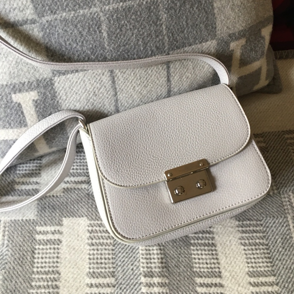 ๐ฉถ Lovely gently used grey & silver pebbled leather adjustable crossbody purse - Picture 15 of 16